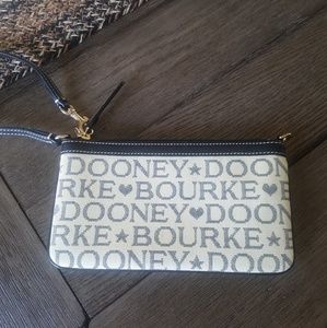 👛 Dooney & Bourke wrislet